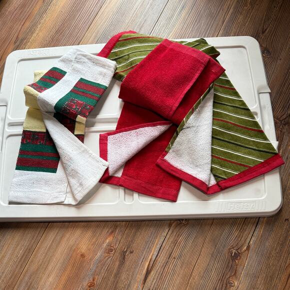 NWT North Pole Trading Co (JC Penney) Christmas themed pair of hand towels. - Picture 4 of 6